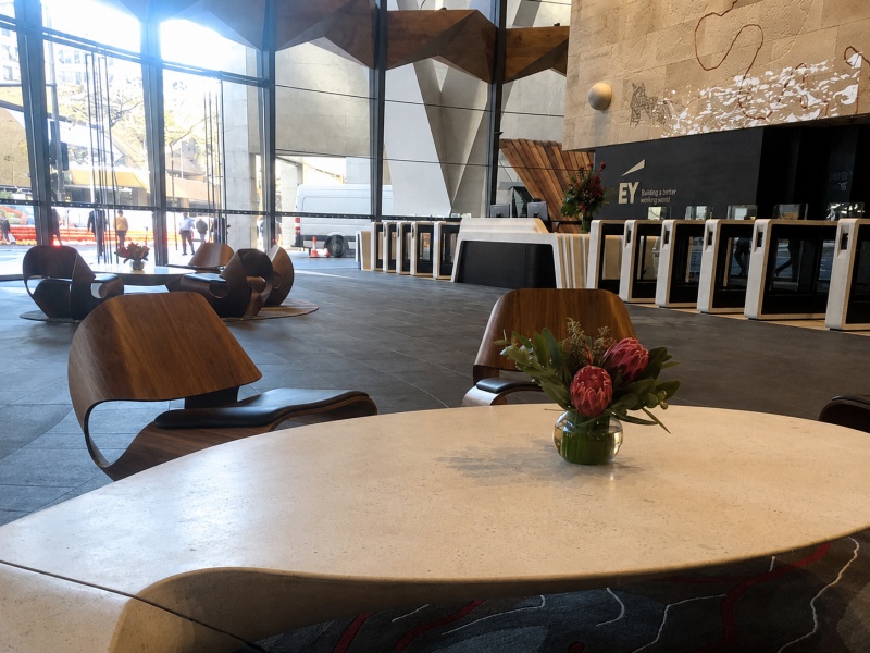 Proyecto de mesa escultórica de piedra caliza francesa: Fabricación de piedra a medida para el interior de un vestíbulo comercial en Melbourne, Australia.