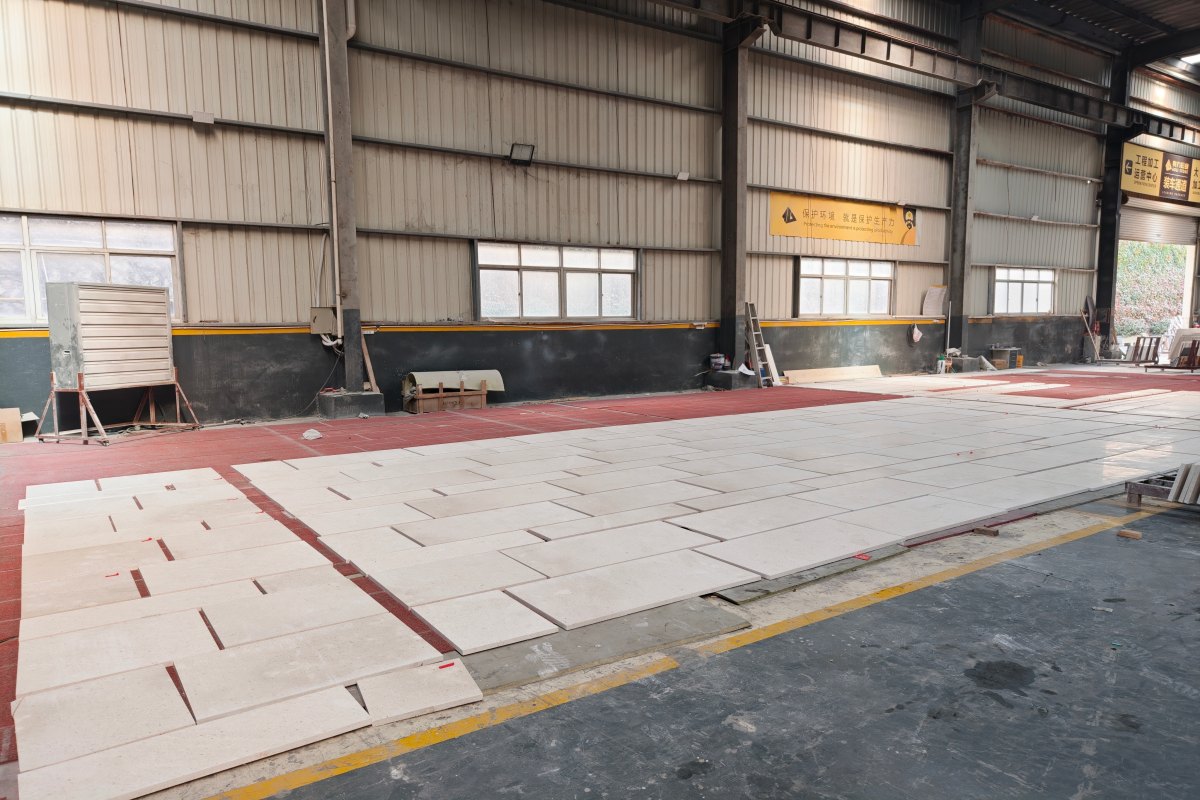 Cotswold Cream Limestone Panels Before Packing Cut-to-size Cotswold Cream limestone panels arranged before packing, showing controlled sizes, warm cream beige color, fine fossil particles, and matte natural surface